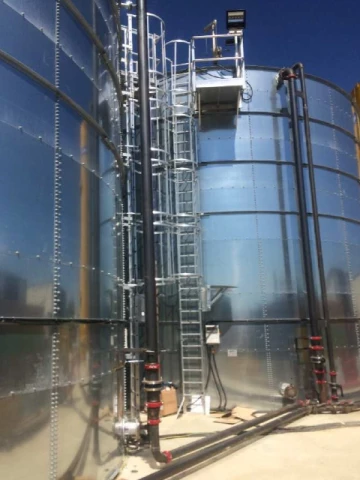 Réservoir d'eau brute boulonné