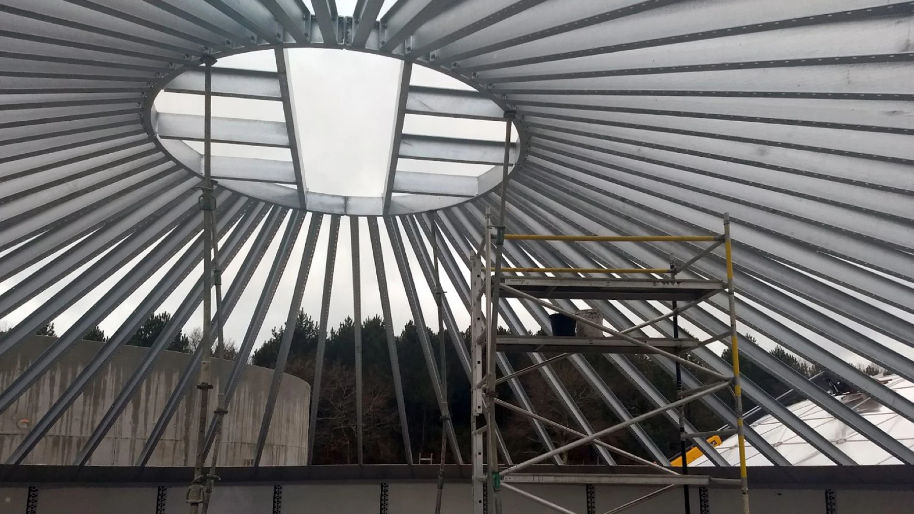 Couvertures coniques avec poutres extérieures