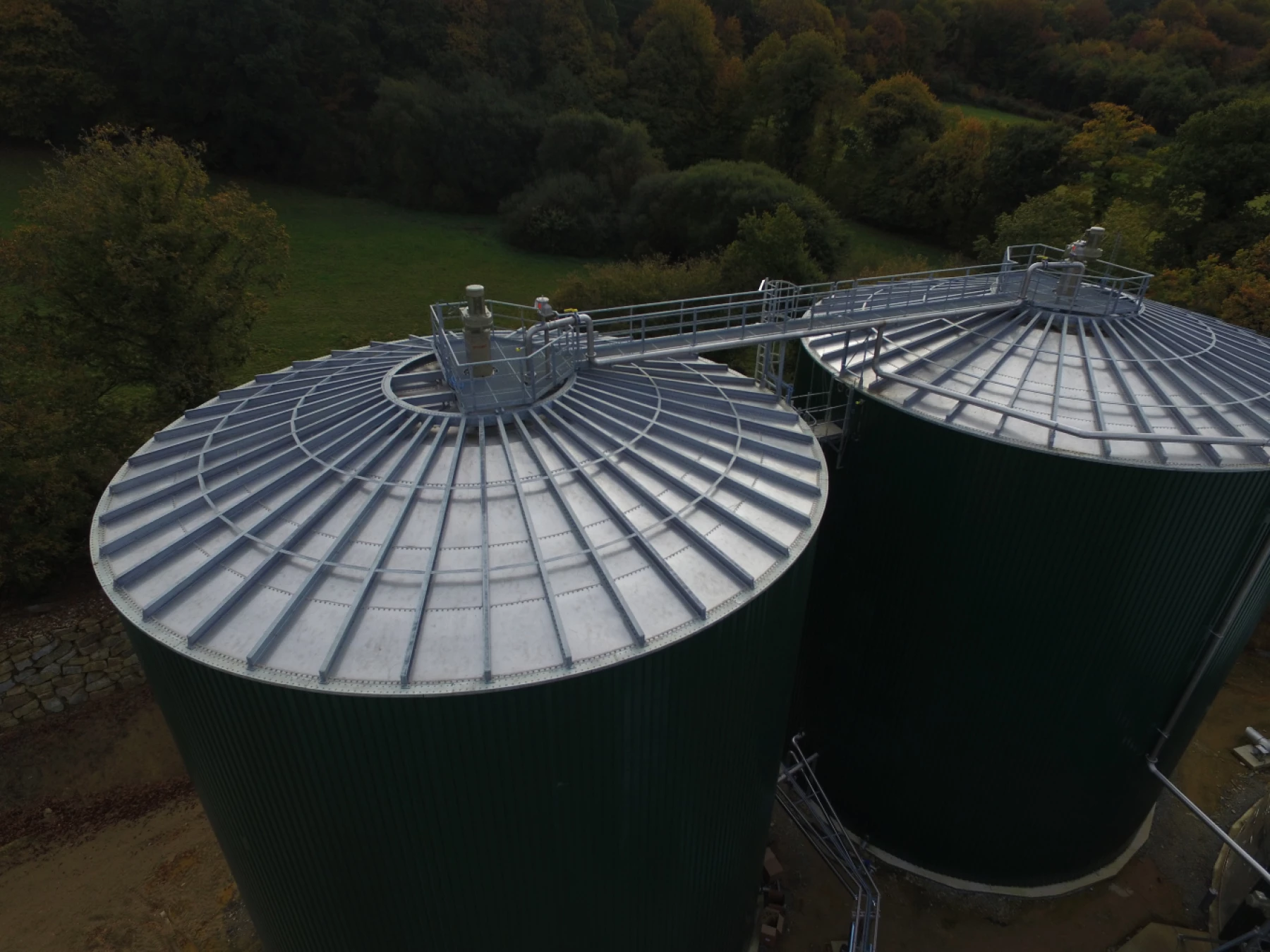 Couvertures coniques avec poutres extérieures