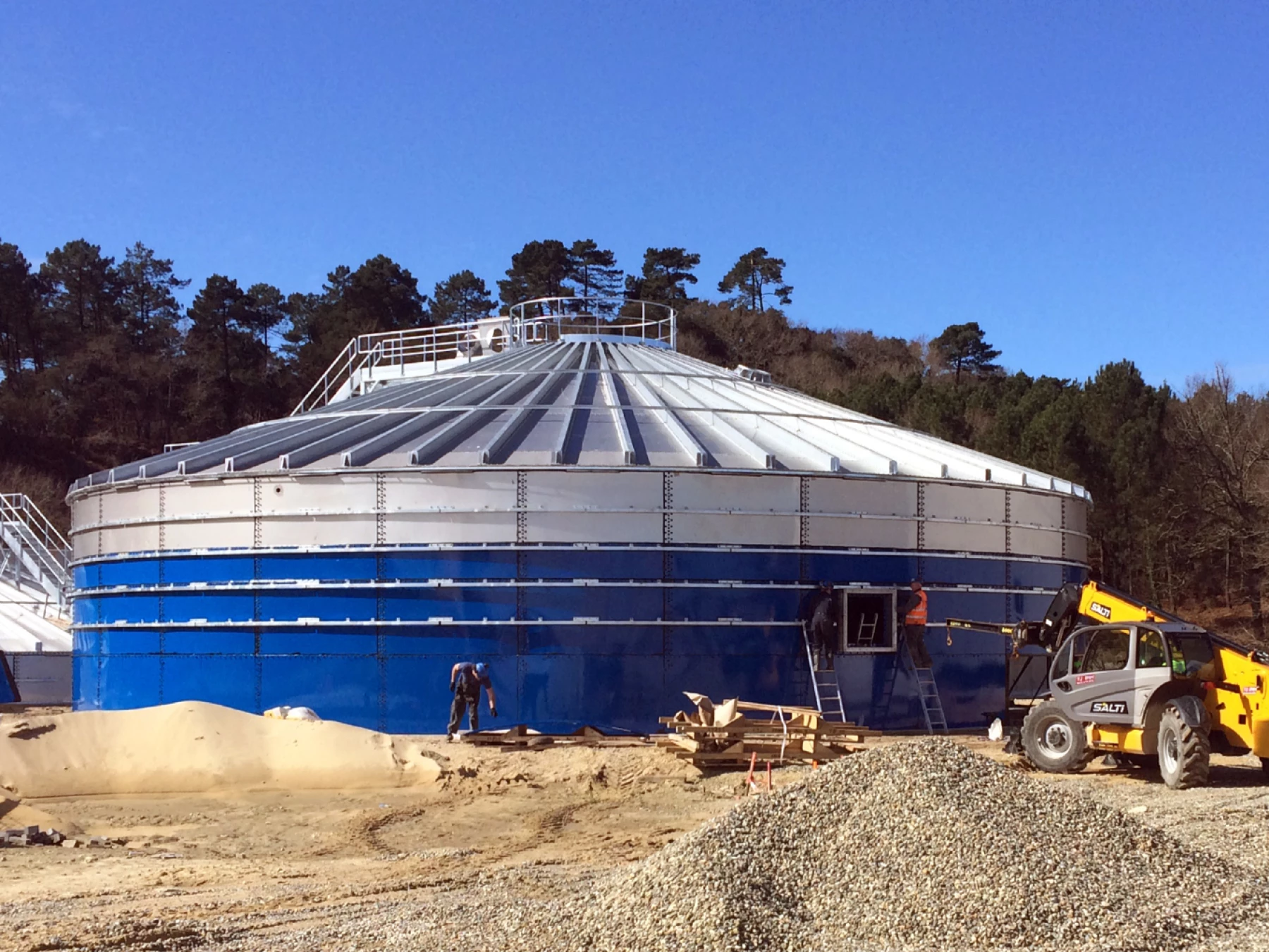 Couvertures coniques avec poutres extérieures