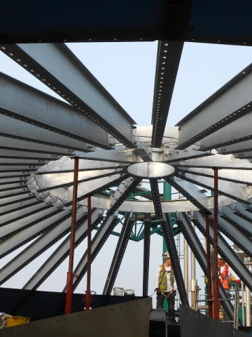 Couvertures coniques avec poutres extérieures