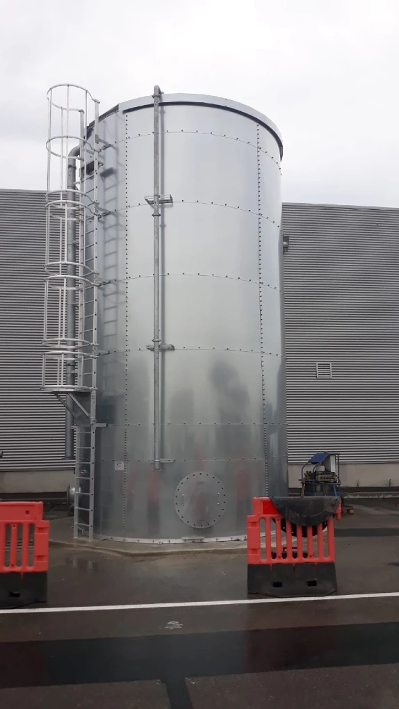 Réservoir d'eau brute boulonné