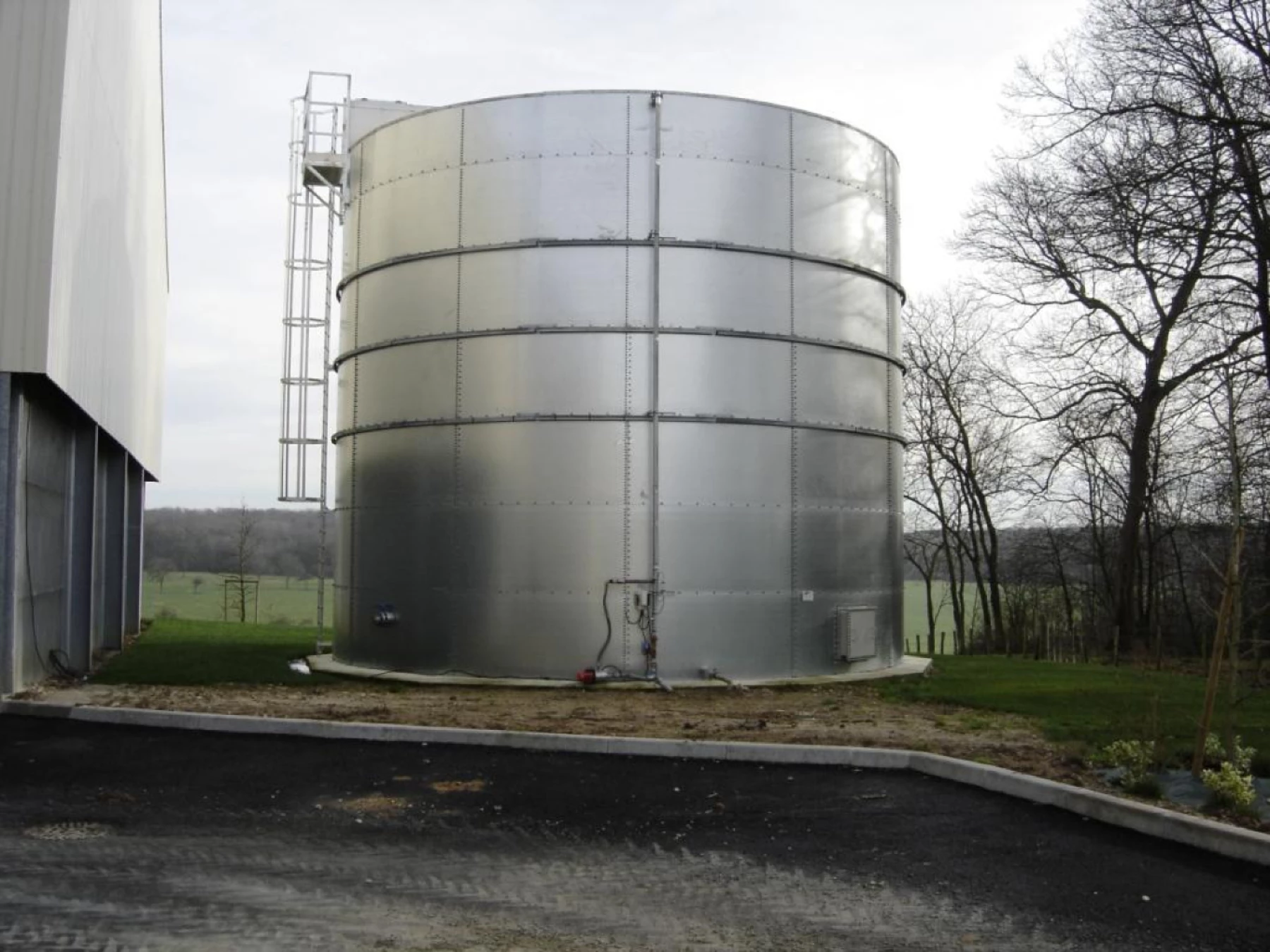 Réservoir d'eau déminéralisée et osmosée boulonné