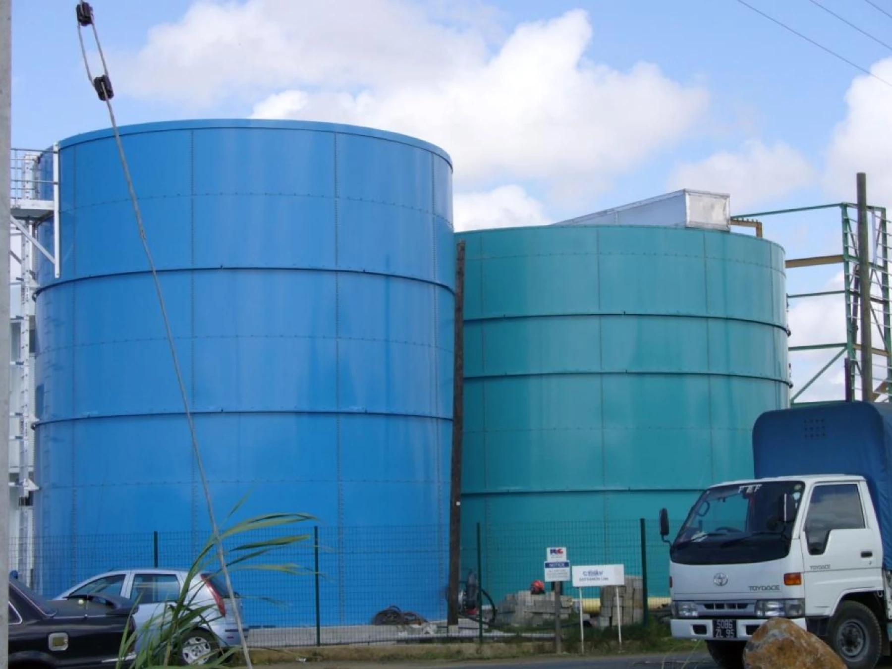 Réservoir d'eau déminéralisée et osmosée boulonné